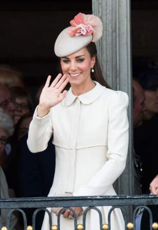 4 août 2014: Lors d'une réception, Princesse Kate ose un joli béret Jane Taylor coiffé d'une fleur corail