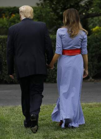 Donald et Melania Trump, main dans la main sur la pelouse de la Maison Blanche le 4 juillet 2018