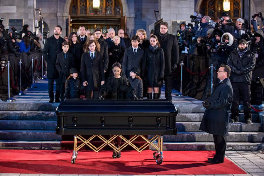 Sous les yeux inquiets de ses proches Céline Dion salue une dernière fois le cercueil
