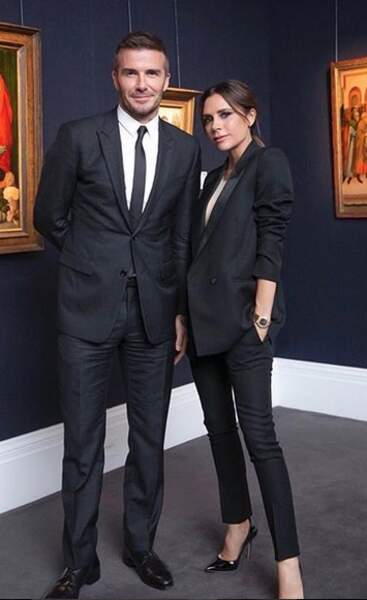 26 juin: chez Sotheby's, l'épouse de David Beckham arbore un smoking.