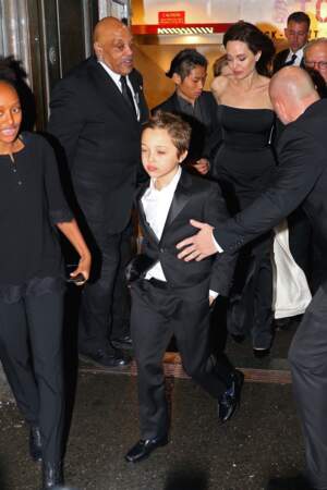 Ses enfants Knox, Shiloh, Zahara et Pax entouraient la star Angelina Jolie lors de cette élégante soirée