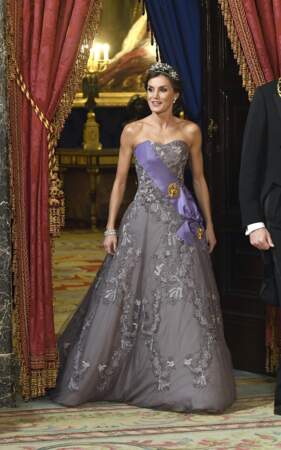 La reine Letizia a fait une apparition majestueuse dans une robe bustier signée Felipe Varela