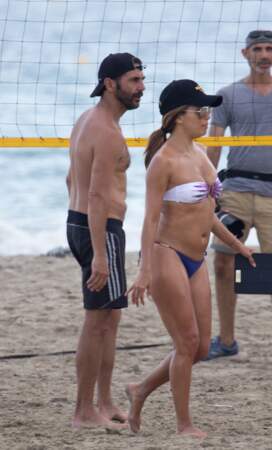 A Formentera, Eva Longoria ne reste pas à bronzer sur la plage, elle mixe séance de volley et nage
