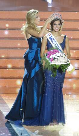 Iris Mittenaere reçoit le diadème de Miss France 2016 dans une robe bleu nuit, à Lille le 19 décembre 2015