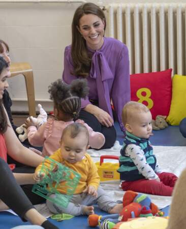 Kate Middleton semble avoir craqué pour les enfants du centre Henry Fawcett à Londres
