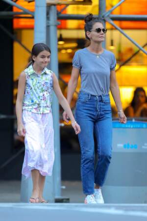 Katie Holmes a été aperçue avec sa fille Suri dans les rues de New York, ce lundi 19 août