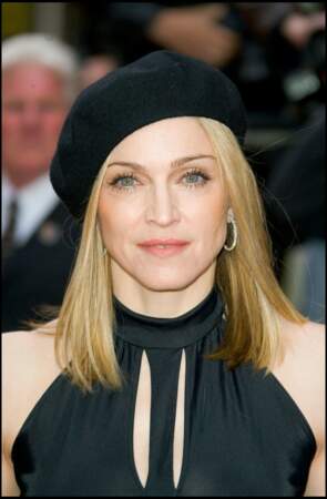Madonna, et son carré long blond, coiffée d'un béret à Londres en 2005