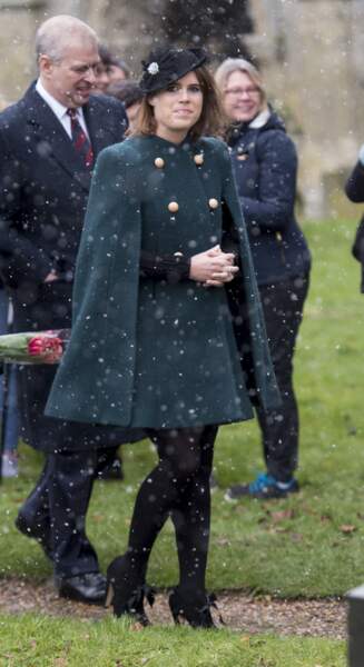 La princesse Eugenie d'York a annoncé ses fiançailles dans une cape vert sapin aux boutons dorés.