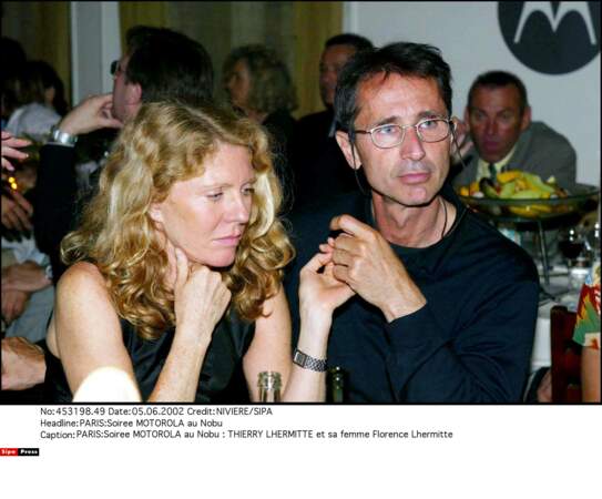 2002. Geste tendre entre Thierry Lhermitte et sa femme