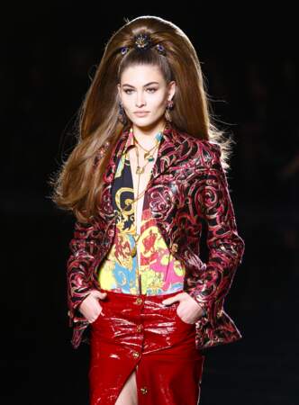 Grace Elizabeth réinvente la queue-de-cheval ultra stylisée sur le podium du défilé Versace