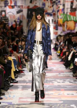 Un look eighties, mix de métallisé et de denim, s'assagit avec un petit sac en cuir à rabat chez Dior.