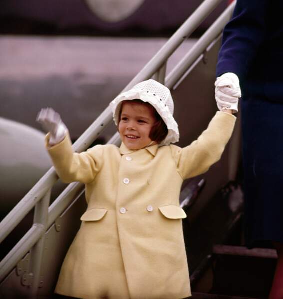 Caroline de Monaco, adorable dans un petit manteau jaune pastel, à l'aéroport de Dublin en 1961