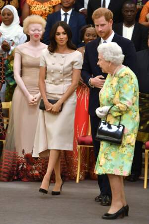 Meghan Markle en robe Prada, avec le prince Harry et la reine Élisabeth II, aux "Queen's Young Leaders Awards" 2018