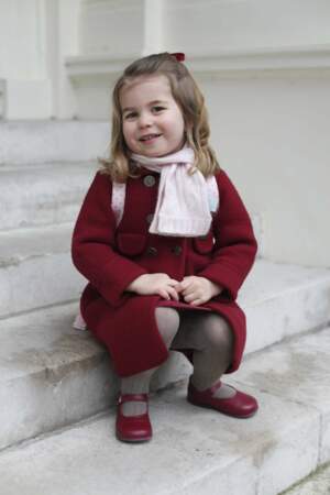 La princesse Charlotte ultra craquante avec son manteau et son cartable rose