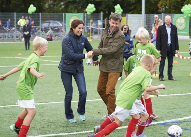 La princesse Mary et le prince Frederik de Danemark avec les enfants de l'association Klubfidusen, en 2013.