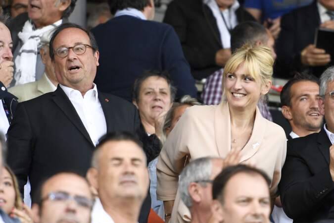 Julie Gayet regardait amoureusement son compagnon François Hollande