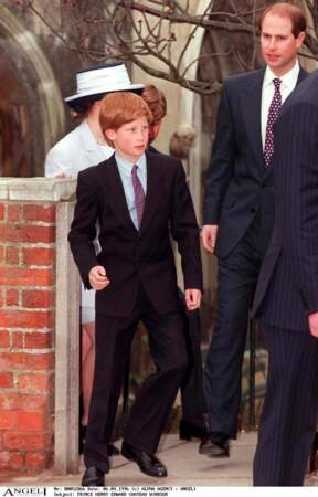 Le prince Harry, très élégant à la sortie de la messe de Pâques à Windsor, en 1996