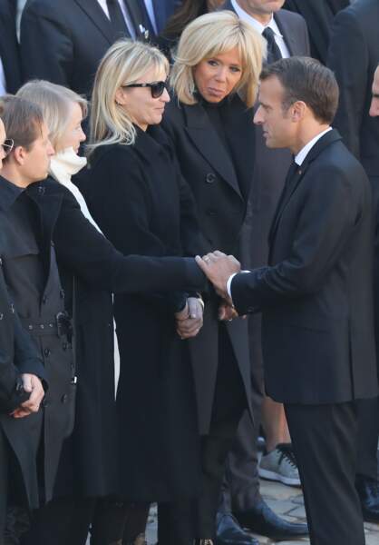 Brigitte Macron avec Ulla, l'épouse de Charles Aznavour, et leurs enfants Mischa et Katia aux obsèques