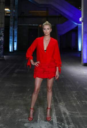 Charlize Theron, habillé par Givenchy, présentait à Berlin la première de son film Atomic Blonde. 