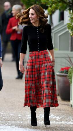 Kate Middleton ultra souriante tout en rouge et noir