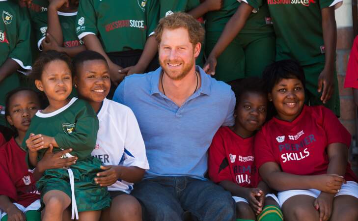 Le prince Harry visite le centre Football For Hope 