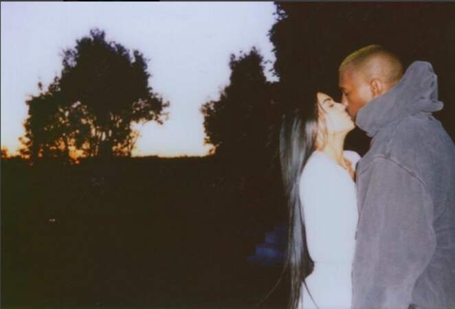 Kim Kardashian a publié une photo d'elle embrassant Kanye West