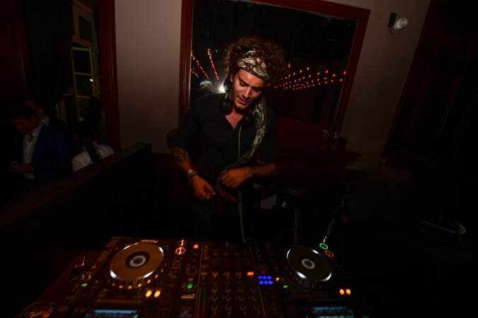 Ambiance au Kiehl's club avec le DJ Léo Lanvin aux platines