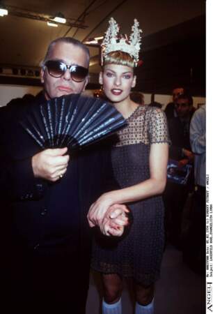 Karl Lagerfeld et Linda Evangelisa lors de la Fashion Week à Paris en 1994