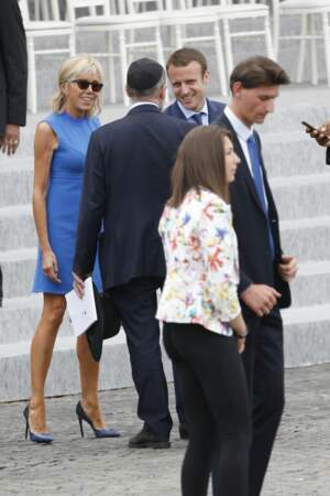 Brigitte Macron en robe bleue électrique pour le défilé du 14 juillet