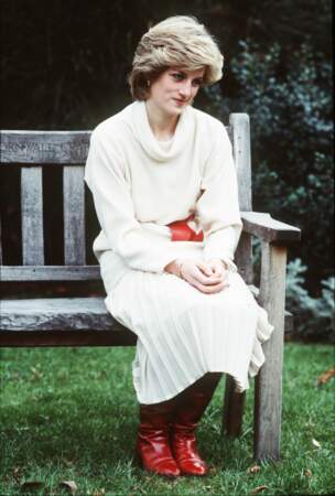 La princesse Diana, en pull col roulé blanc, dans les jardins du palais de Kensington en décembre 1983