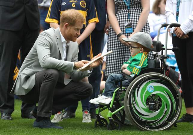 Le prince Harry partage un tendre moment avec un enfant lors de son voyage officiel avec Meghan Markle à Dublin