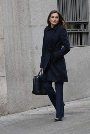 Letizia d’Espagne redoutablement élégante en business woman