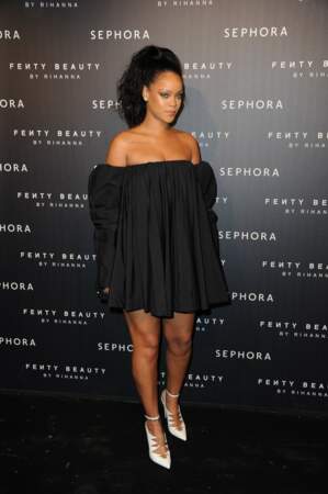 Rihanna très sexy en robe décolletée et escarpins pointus