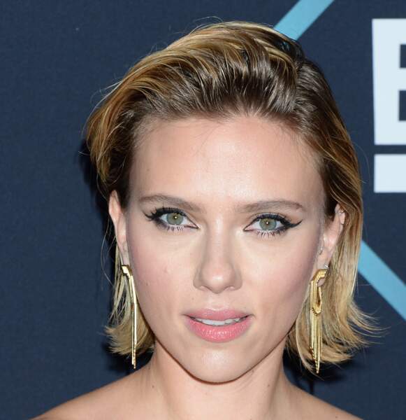 Scarlett Johansson avec un carré wet coiffé en arrière