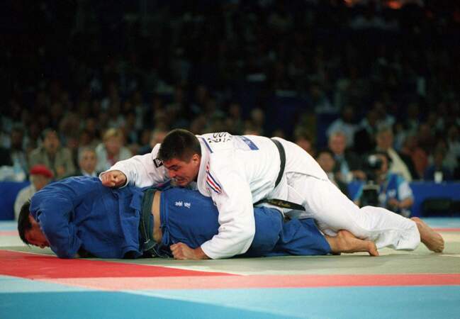 En 2000, David Douillet remporte son second titre olympique  et devient le judoka le plus titré de l'histoire