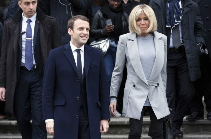 23 avril 2017 : pour le 1er tour de l'élection présidentielle, Brigitte porte une veste longue comme son mari 