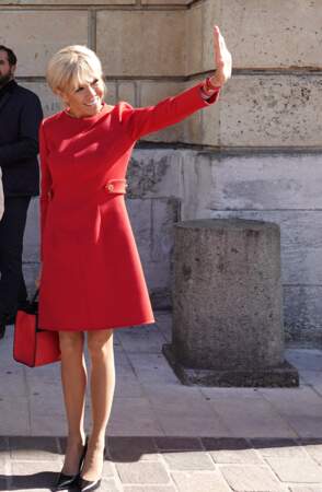 La robe rouge, toujours glamour, à copier sur Brigitte Marcon pour ses tenues de fêtes.