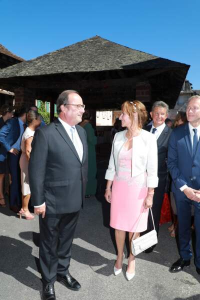 François Hollande et Ségolène Royal visiblement complices au mariage de leur fils Thomas Hollande.