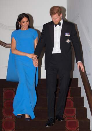 Tenue de gala : Meghan Markle cache une paire d'escarpins bleus sous une robe très raffinée.