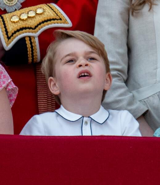 Le prince George assiste à la parade militaire en l'honneur de la reine