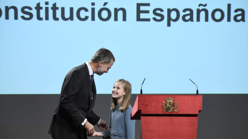 Leonor fière avec son papa Felipe après son premier discours public le 31 octobre 2018