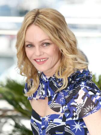 Cheveux blonds lâchés, pomette rosées, Vanessa Paradis radieuse à Cannes