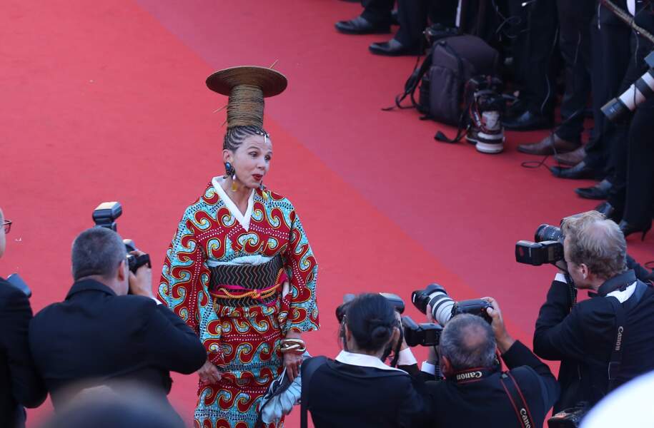 Victoria Abril et son look extravagant lors de la cérémonie d'ouverture du Festival de Cannes.