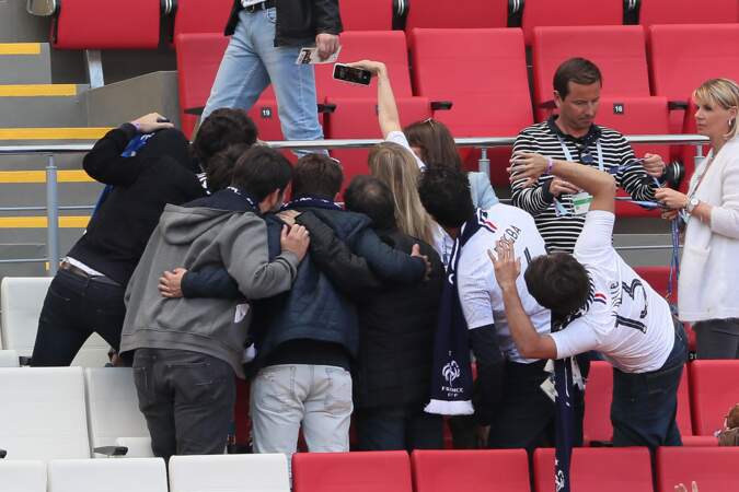 Vianney, Nagui, sa femme, Jean-François Piège et Bruno Guillon se sont réunis pour un selfie lors du match