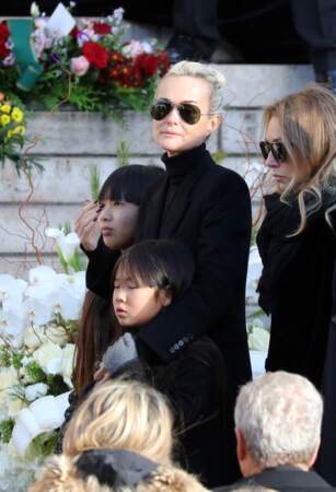 Convoi funéraire de Johnny Hallyday à l'église de Madeleine : les filles de Laeticia Hallyday émues