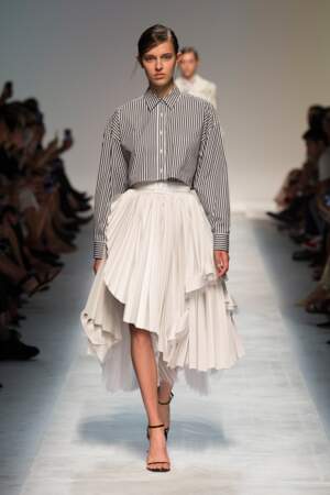 AS DU VOLANT - Ermanno Scervino associe avec génie les rayures d'une chemise cropped aux froufous d'une jupe folle.