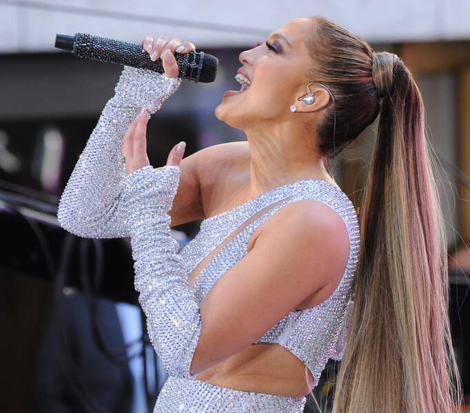 Jennifer Lopez pousse encore plus la tendance cheveux longs avec des extensions