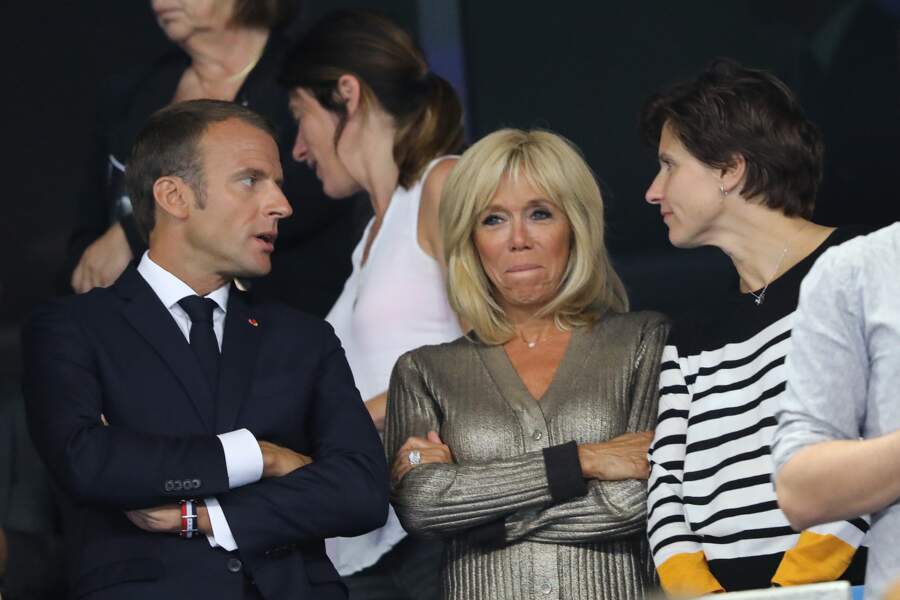 Brigitte Macron sort le grand jeu pour le match des Bleus avec un look Louis Vuitton et un collier Sarlane.