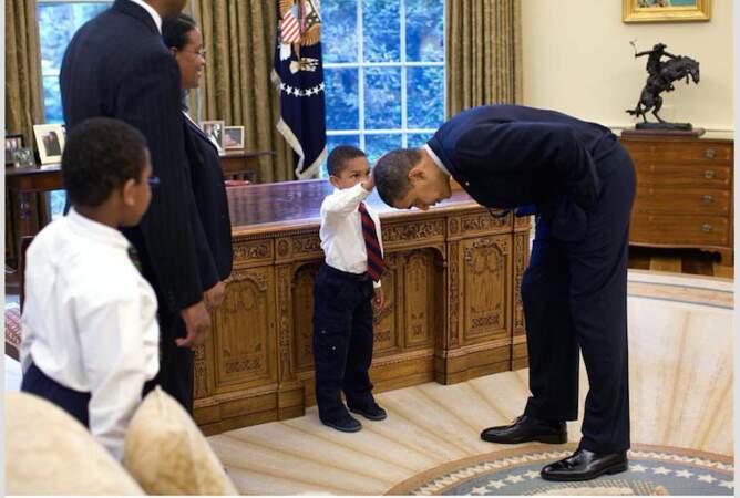Barack qui se fait toucher les cheveux par un jeune fan