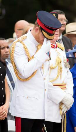Le prince Harry dépose une couronne au monument de guerre de l'ANZAC à Sydney, le 20 octobre 2018